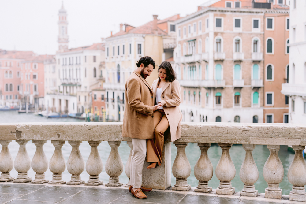 Alina Indi is a professional videographer and photographer for your surprise proposal in Venice